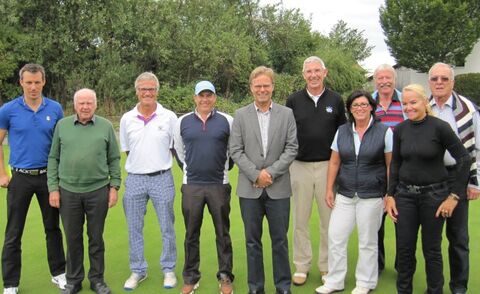 Golfer aus Leidenschaft und für einen guten Zweck. Die Sieger des diesjährigen Golfturniers zu Gunsten des Hegau-Jugendwerks Gailingen stellen sich zum Gruppenfoto. Die Siegerehrung wurde von Dr. Klaus Scheidtmann, Ärztlicher Direktor des HJW (Bildmitte), und dem Präsidenten des Golfclubs Uwe Eisch (re davon) abgehalten. Bild: GC Steißlingen
